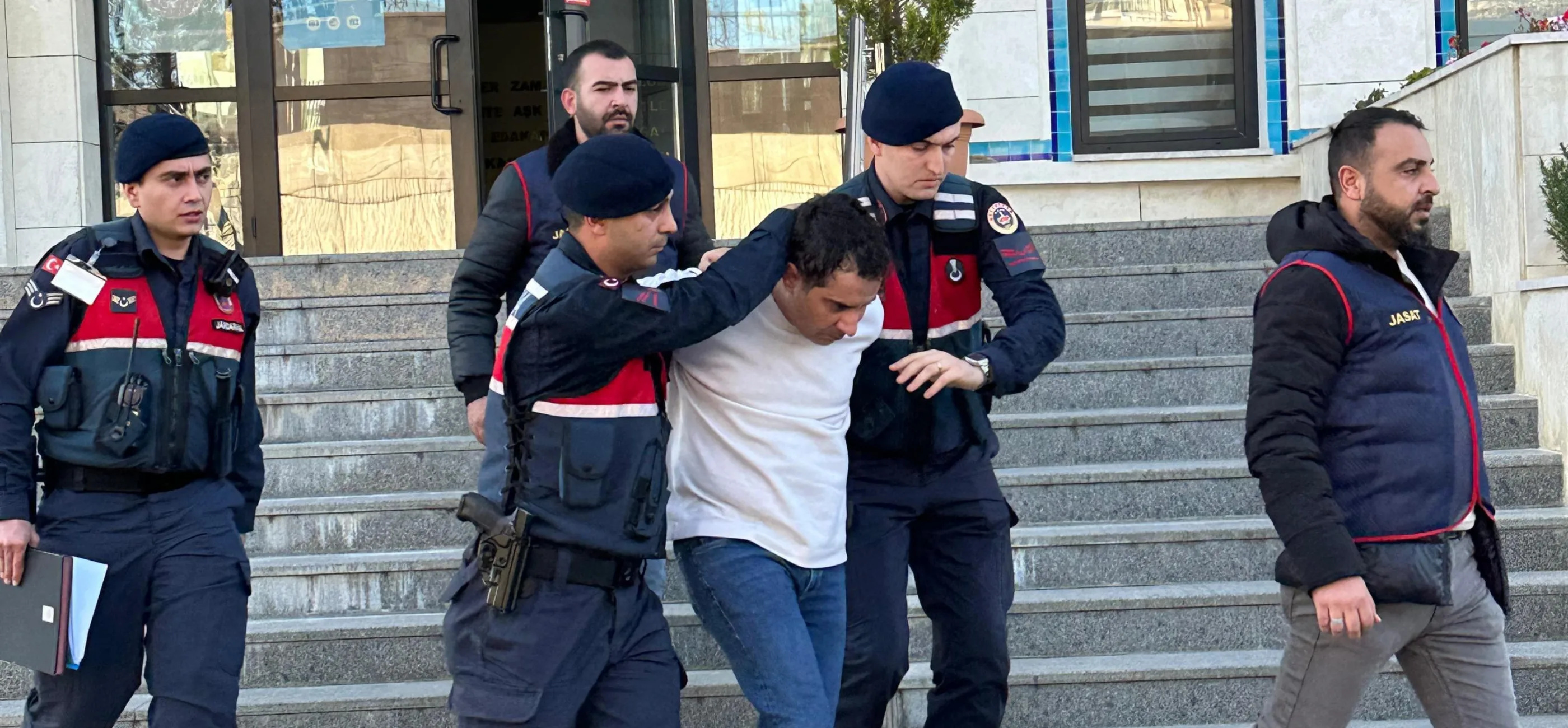 Silivri’de Jandarma Aracını Çalan Hırsız Pendik’te Yakalandı