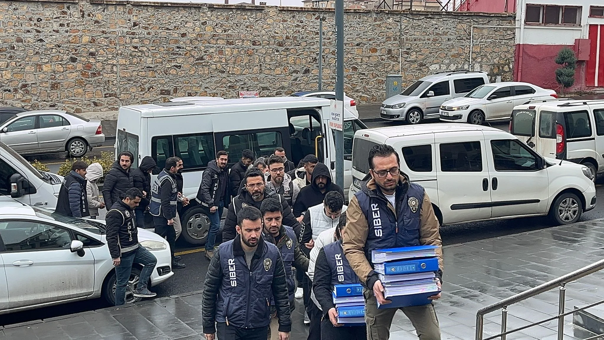 Sahte İnternet Sitesiyle 500 Milyon TL Dolandıran Çete Çökertildi