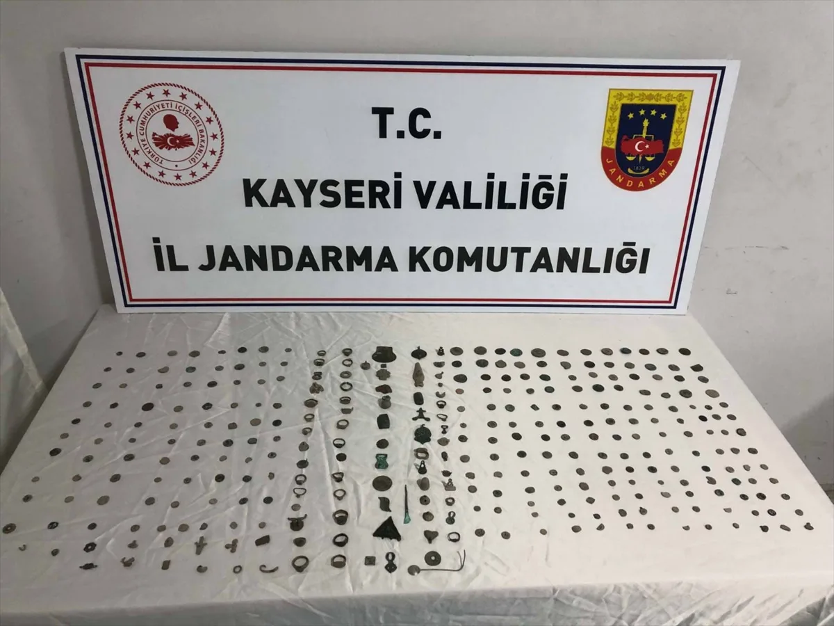 Kayseri'de Jandarmadan Tarihi Eser Operasyonu: 241 Sikke Ele Geçirildi