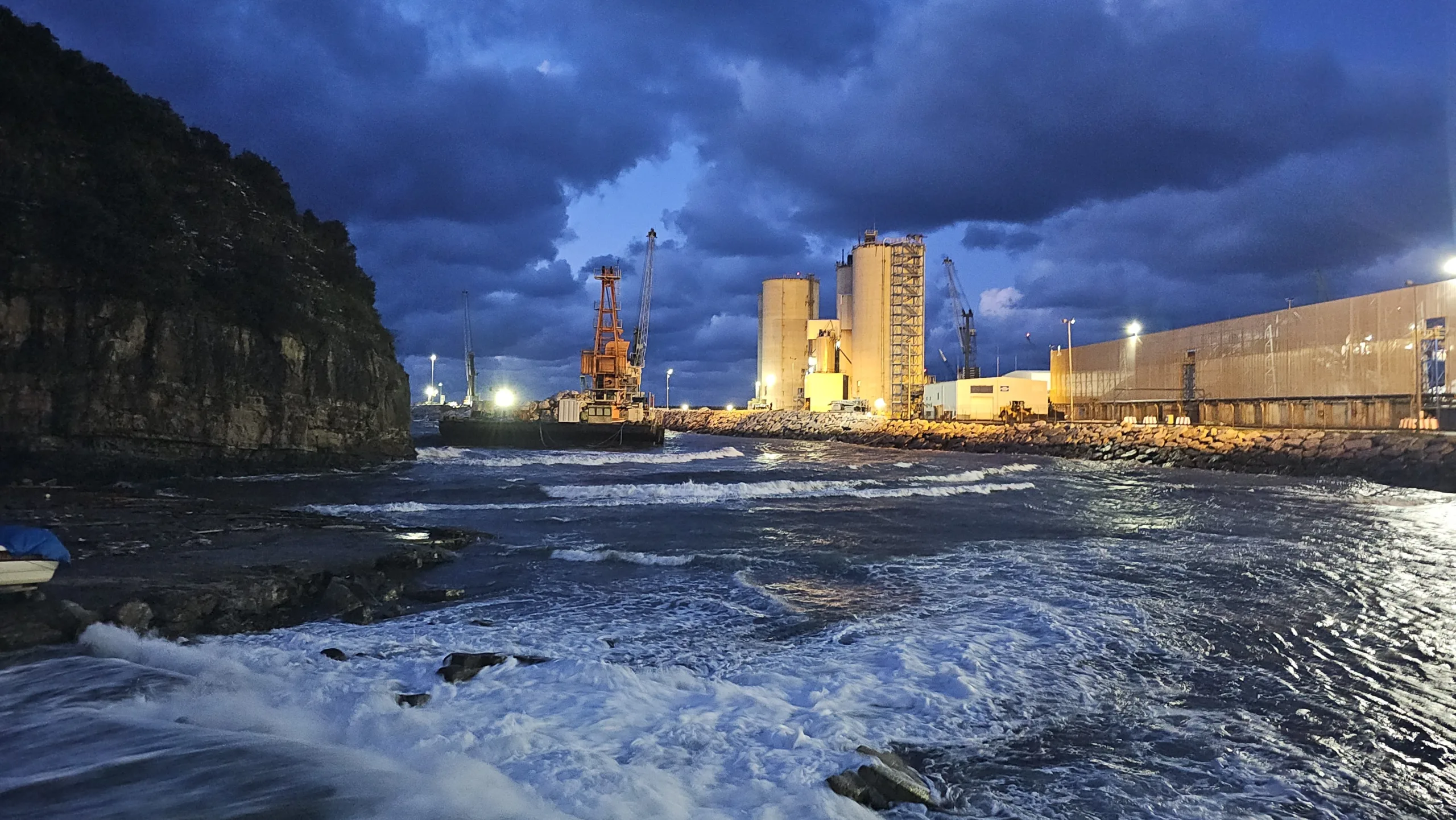Zonguldak’ta Fırtına Nedeniyle Sürüklenen Yüzer Vinçten 5 Kişi Kurtarıldı