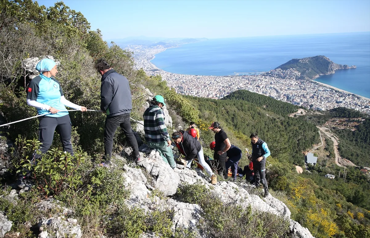 Alanya'da Paraşütçü Dağda Mahsur Kaldı, Ekipler Seferber Oldu