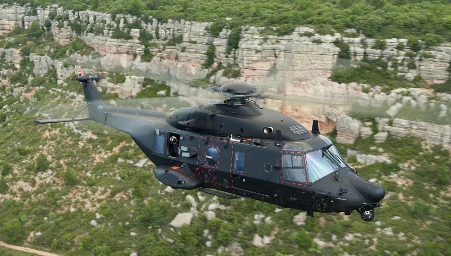 Airbus, Fransız özel kuvvetlerine yönelik yeni NH90 Caïman helikopterini tanıttı