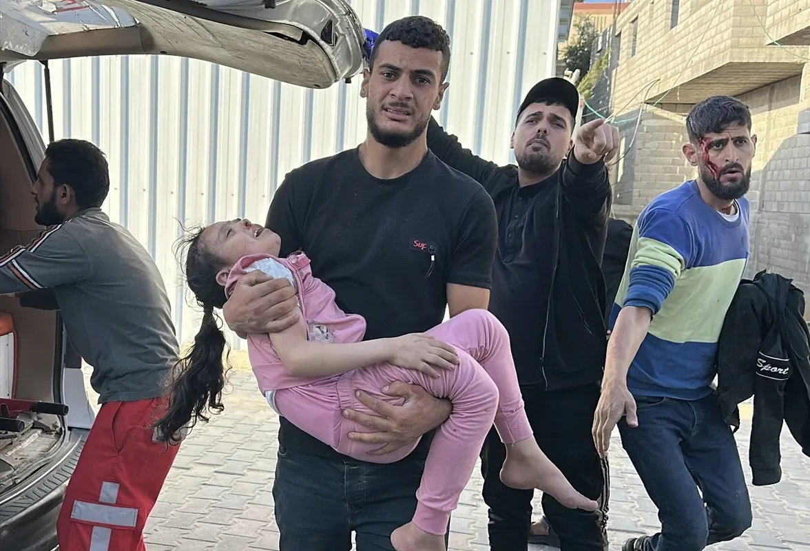 Gazze'ye peş peşe saldırı; Çoğu çocuk 22 ölü, enkaz altında olanlar var