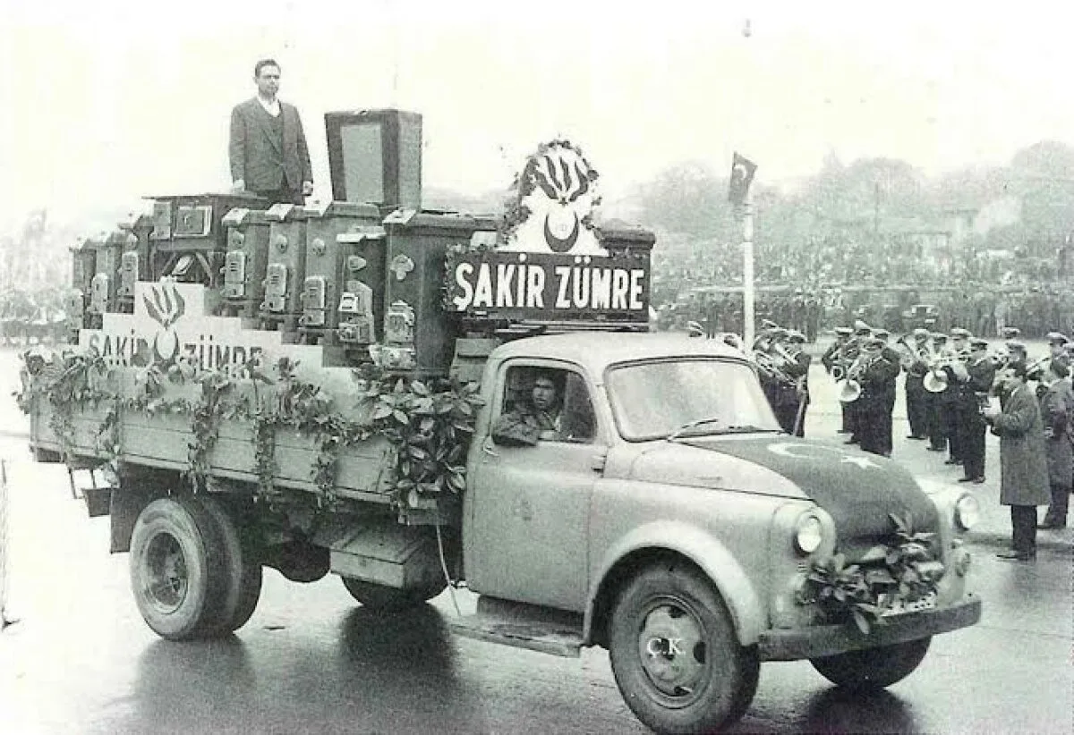 Vatan Caddesi'nde resmi geçite katılan Şakir Zümre sobaları, 1950.