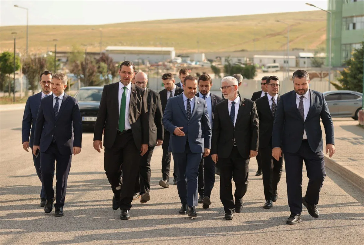Bakan Kacır'dan ROKETSAN'a ziyaret: AR-GE çalışmaları masaya yatırıldı