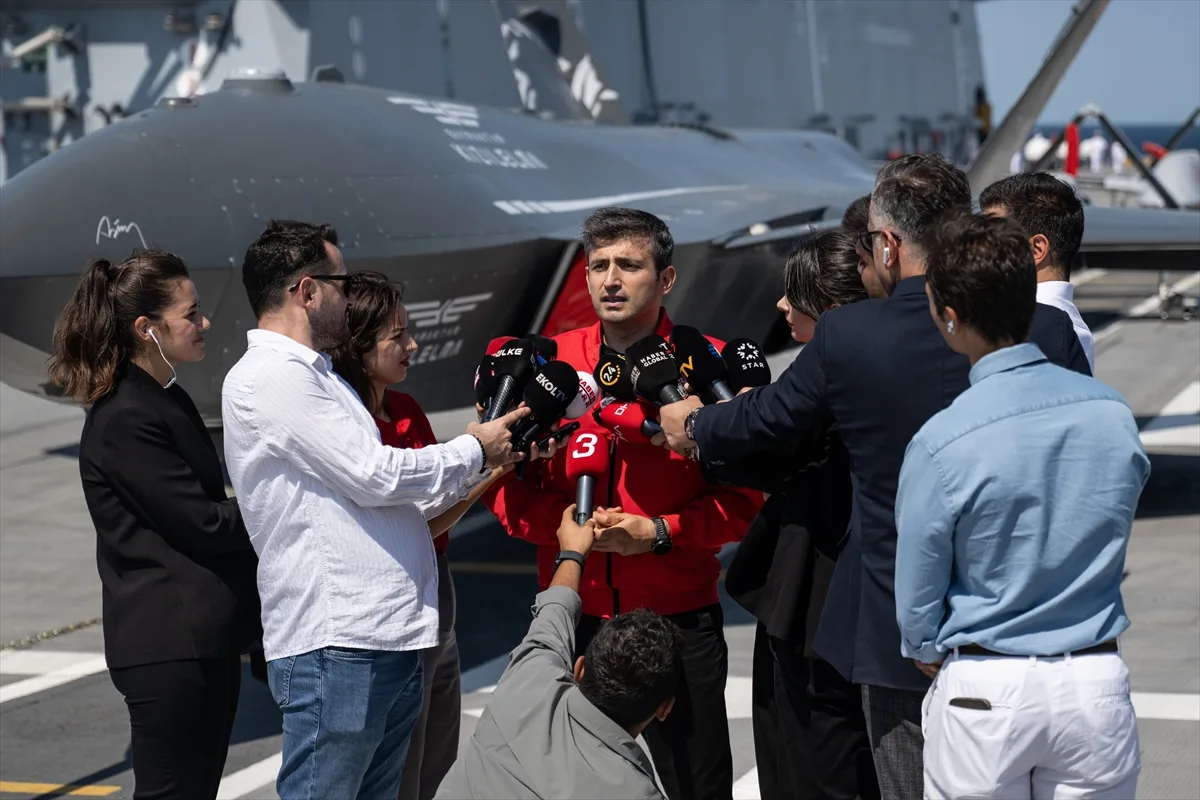 Bayraktar'dan TCG Anadolu'da gençlere destek: "Mavi Vatan için ter döküyorlar"