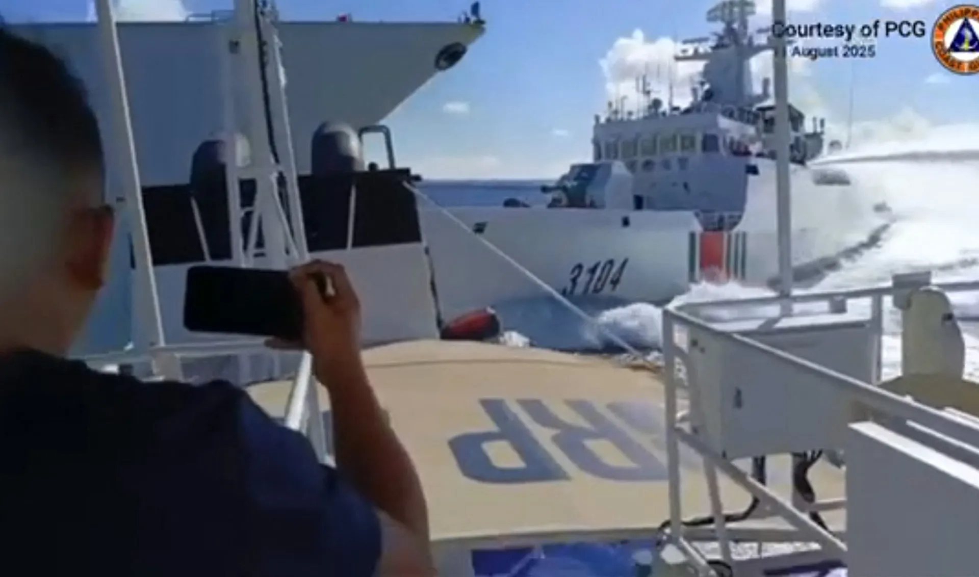 Çin savaş gemisi, kendi sahil güvenlik gemisine çarptı