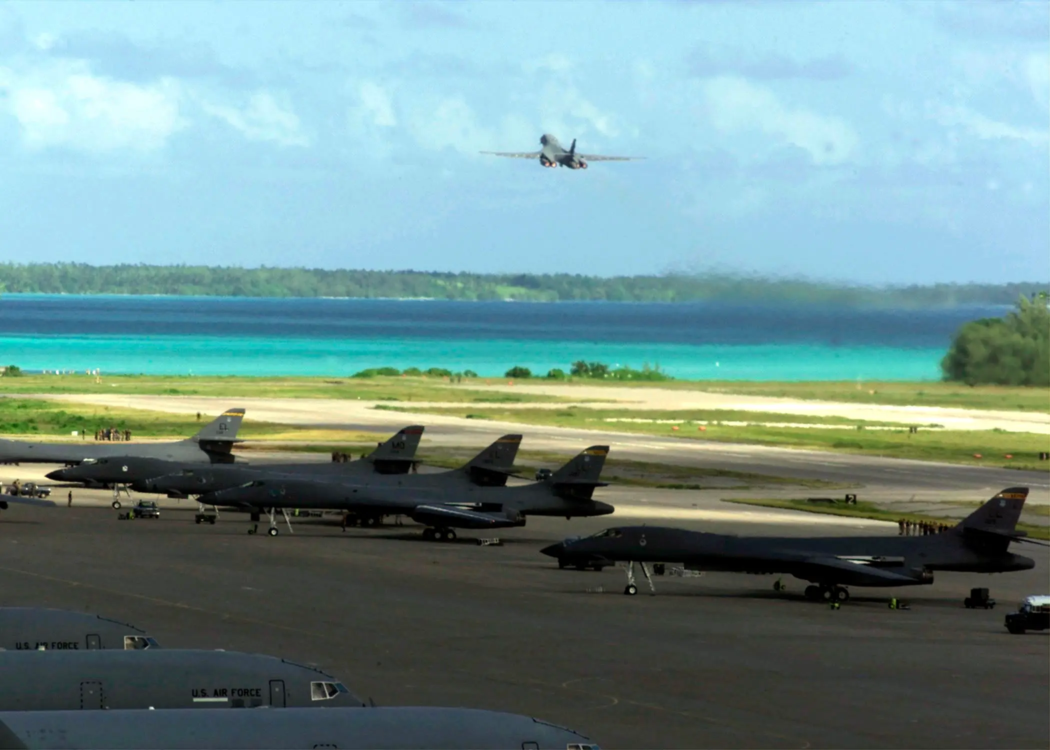 Diego Garcia'da konuşlanmış B-1 bombardıman uçakları