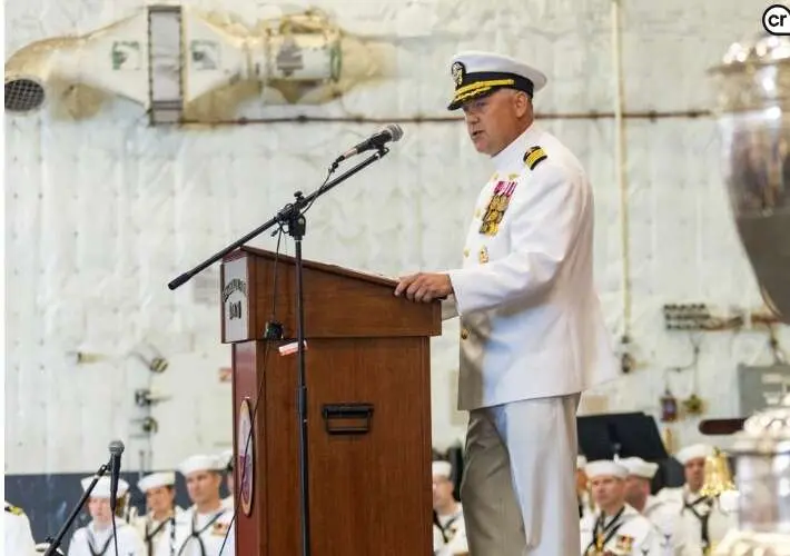 USS Gerald R. Ford komutanı Kaptan David Skarosi
Türkçe haberlerde sık sık Yüzbaşı olarak çevrilmiş ancak ABD Deniz Kuvvetleri’nde (U.S. Navy) “Captain” rütbesi, kara kuvvetlerindeki “Albay (Colonel)” rütbesine denktir. Kaptan demek daha doğru olur.
