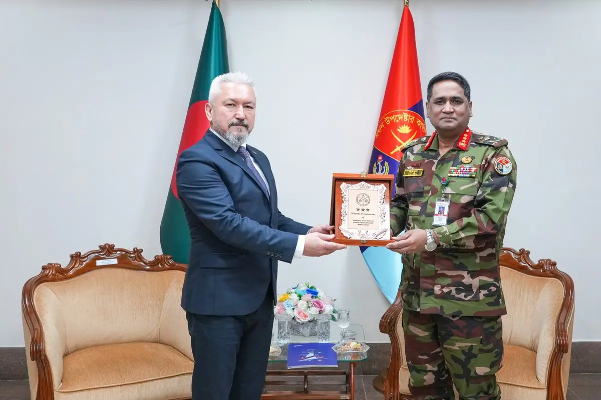 USAŞ Uçuş Testleri Direktörü Arif Ateş ve Bangladeş Silahlı Kuvvetler Kurmay Başkanı Korgeneral S.M. Kamrul Hassan
