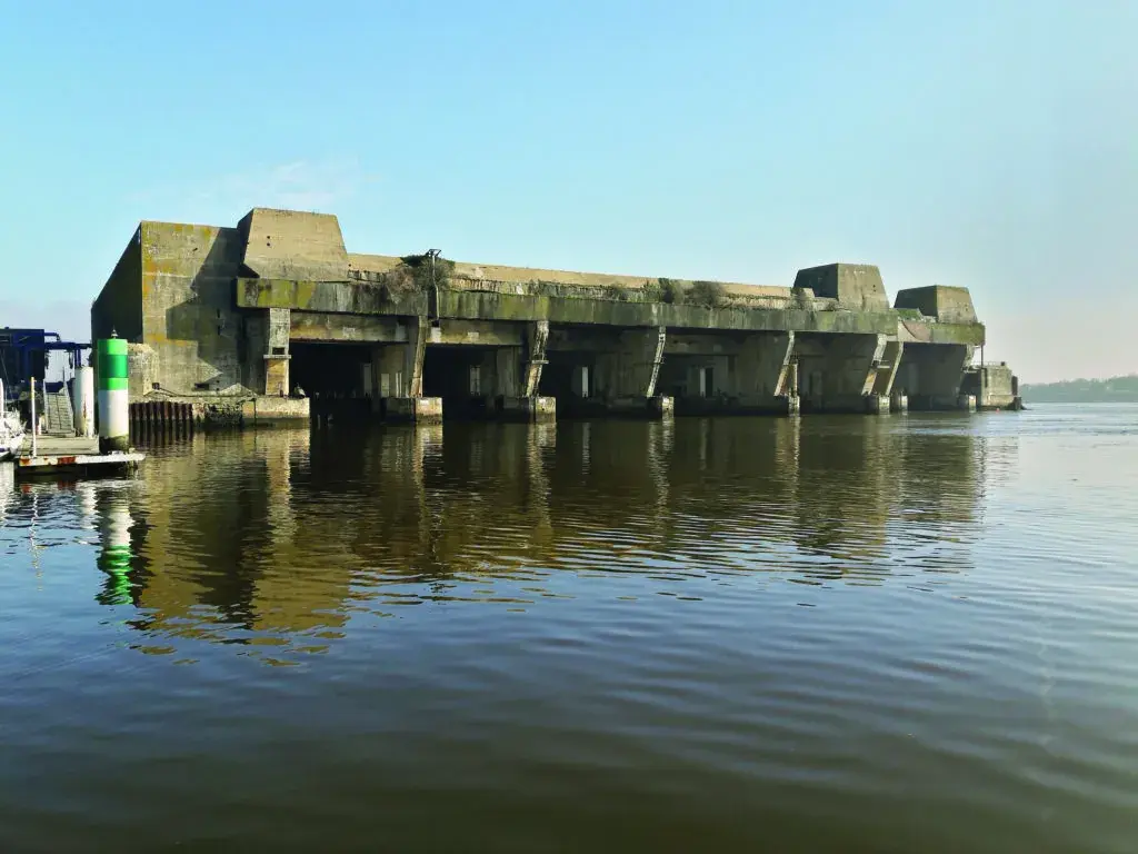 Fransa Lorient limanındaki Almanlar tarafından kullanılmış bir U-boot üssü. Yoğun bir şekilde bombalanmasına rağmen büyük oranda hasar almadı ve çok sayıda Alman üssü gibi sığınak delici bombaların gelişmesinde önemli bir rol oynadı