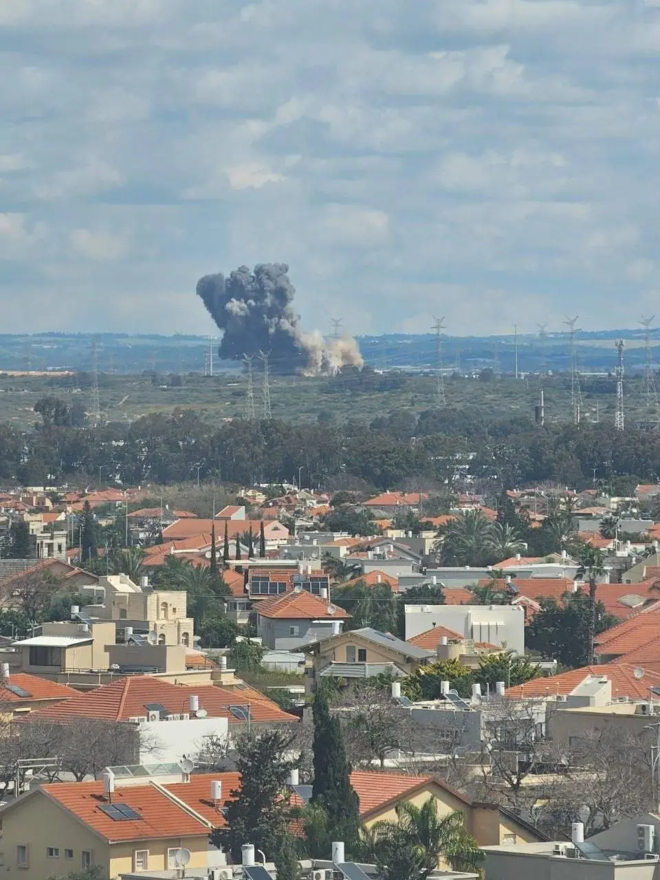 İran misillemesinin ardından, İsrail Orot Rabin Santrali çevresinde  dumanlar yükseldi