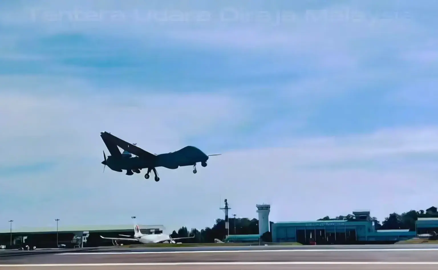 ANKA-S Malezya'da konuşlandığı Labuan Hava Üssü'ne iniyor