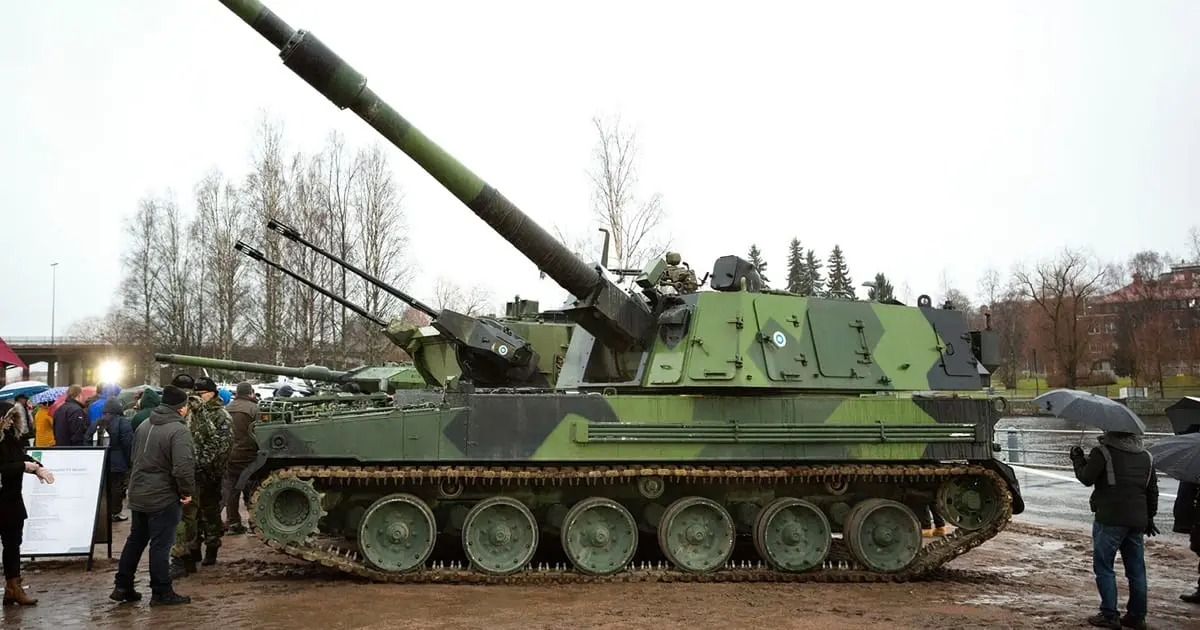 K9 obüsün menzili yaklaşık 40 km'ye ulaşır. Kendinden tahrikli topların mühimmatı, ayrı ayrı şarj edilebilen 46 mermiden oluşur. Savaş aracının azami hızı 67 km/saattir. Savaş aracının mürettebatı 5 kişiden oluşmaktadır: bir komutan, bir sürücü, bir nişancı ve iki yükleyici. Konuşlanma süresi 30 saniyedir.