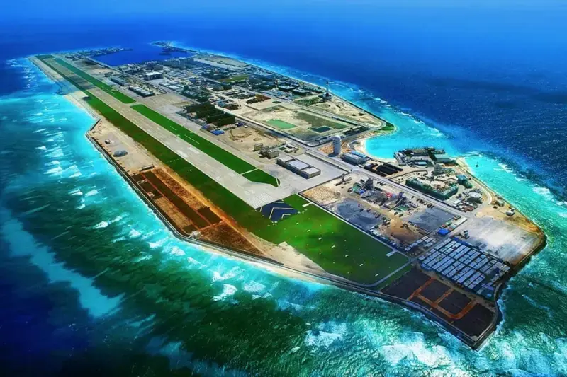 Çin'in resifi doldurarak inşa ettiği bir havaalanı