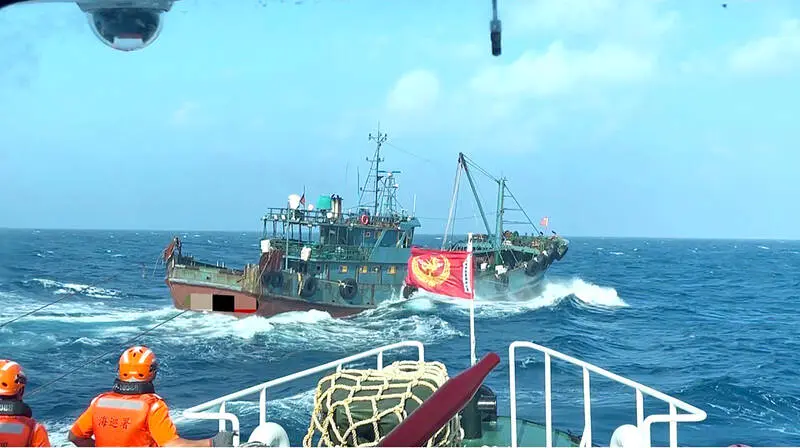 Tayvan Sahil Güvenlik birimleri, yasa dışı balıkçılık yapan bir Çin balıkçı teknesini takip ediyor