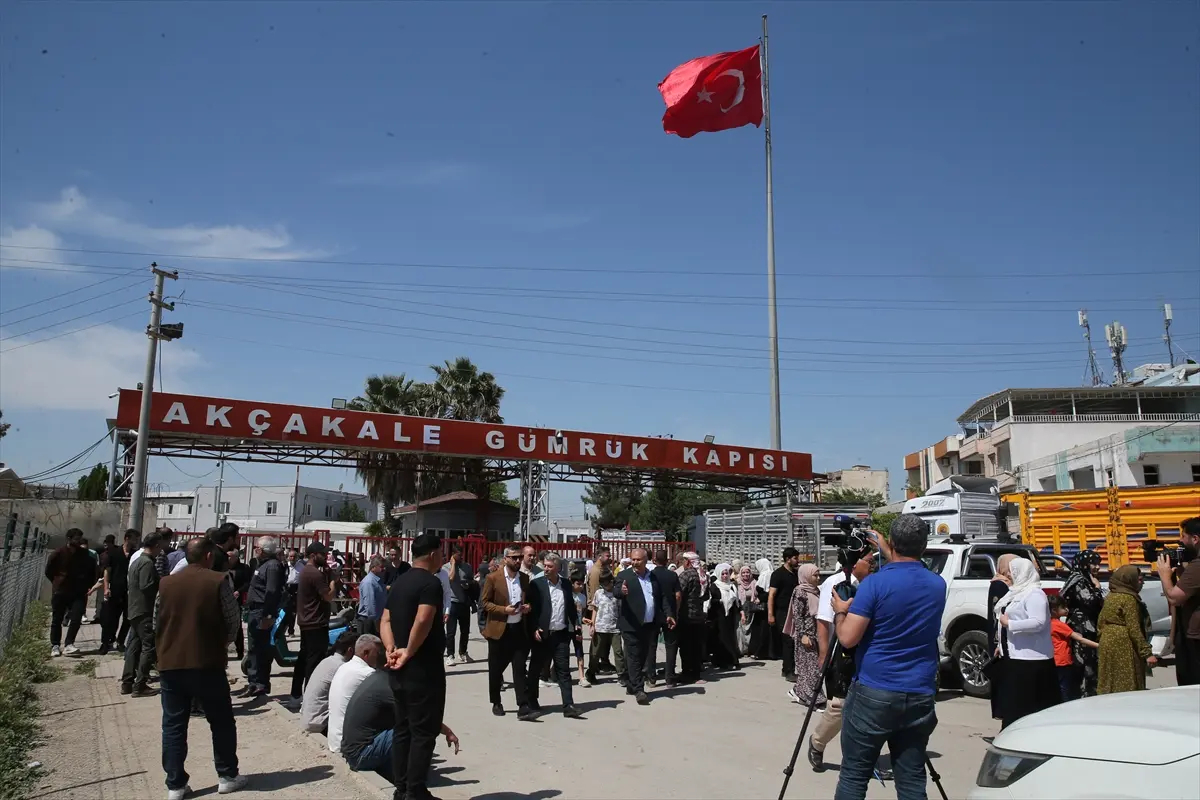 Akçakale Sınır Kapısı'nda sivil geçişler yıllar sonra yeniden açıldı
