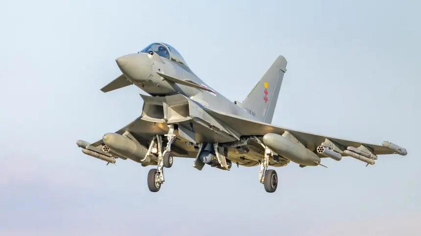 Eurofighter Typhoon, Meteor ve AIM-132 ASRAAM füzeleriyle birlikte APKWS roket podları taşırken görüntülendi.