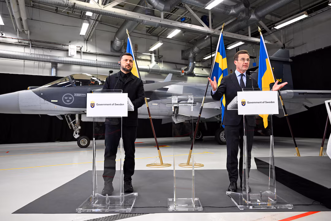 İsveç Başbakanı Ulf Kristersson ve Ukrayna Cumhurbaşkanı Volodymyr Zelenskiy, 22 Ekim 2025'te İsveç'in Linköping kentinde Saab'ı ziyaretleri ve görüşmelerinin ardından ortak bir basın toplantısı düzenledi