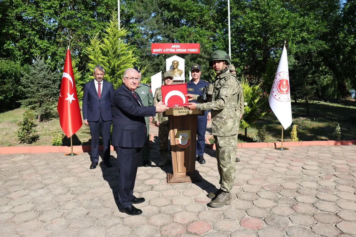 Milli Savunma Bakanı Yaşar Güler, Edirne'deki Arda Hudut Bölük Merkezi'nde Mehmetçikle bayramlaşarak sınır güvenliği, Ege adaları ve Orta Doğu'da tırmanan bölgesel krizlere dair sert uyarılarda bulundu.