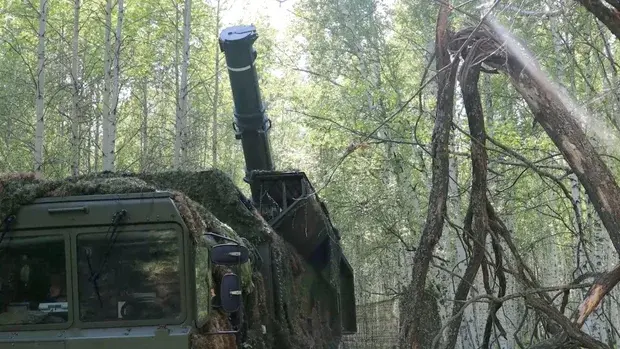 Rusya Savunma Bakanlığı tarafından 20 Mayıs 2026'da yayınlanan bir videodan alınan bu fotoğraf karesinde, Rusya'da kimliği belirsiz bir yerde düzenlenen nükleer kuvvetler tatbikatı sırasında bir Rus Iskander-M füze fırlatma aracının orman içinden geçtiği görülüyor.