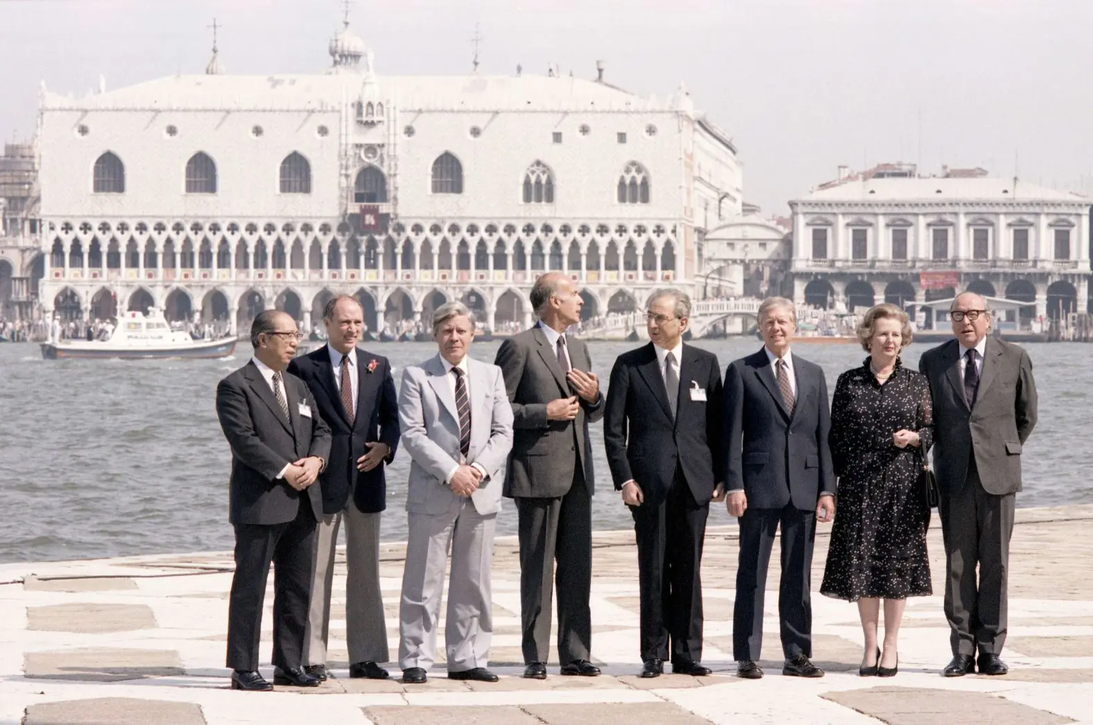 Soldan sağa, Japon siyasetçi Saburō Ōkita, Kanada Başbakanı Pierre Trudeau, Batı Almanya Şansölyesi Schmidt, Fransa Cumhurbaşkanı Giscard d'Estaing, İtalya Cumhurbaşkanı Francesco Cossiga, ABD Başkanı Carter, İngiltere Başbakanı Thatcher ve Avrupa Komisyonu Başkanı Roy Jenkins, 1980 yılında İtalya'nın Venedik kentinde düzenlenen altıncı G7 zirvesine katıldılar.