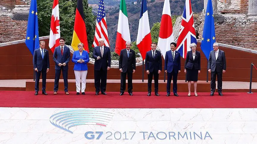 Sicilya Adası'ndaki tatil beldesi Taormina'nın iki gündür ev sahipliği yaptığı G7 Zirvesi sonunda çekilen bir fotoğraf (2017)