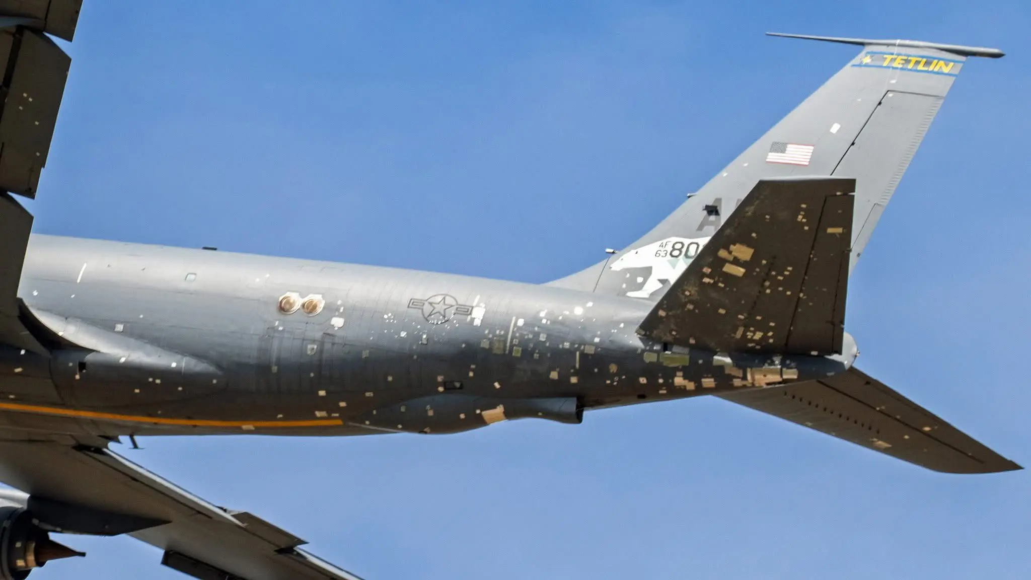 KC-135R Stratotanker 63-8028 kuyruk hasarı yakın çekim