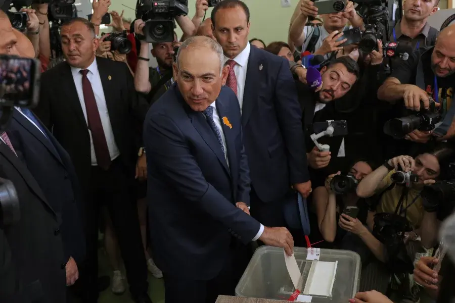 Ermenistan'da seçimin galibi Paşinyan oldu