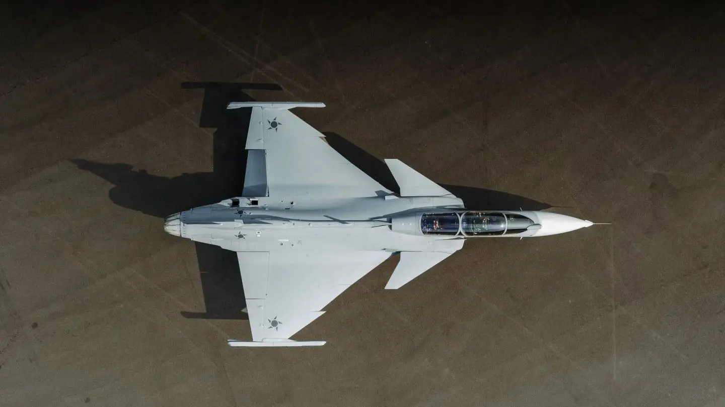 Saab, çift koltuklu JAS 39 Gripen F savaş uçağını tanıttı