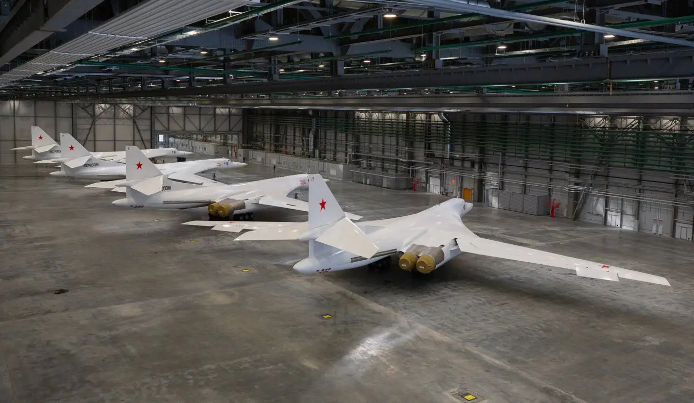 Kazan Uçak Fabrikası hangarında dört adet Tu-160M uçağının gösterimi