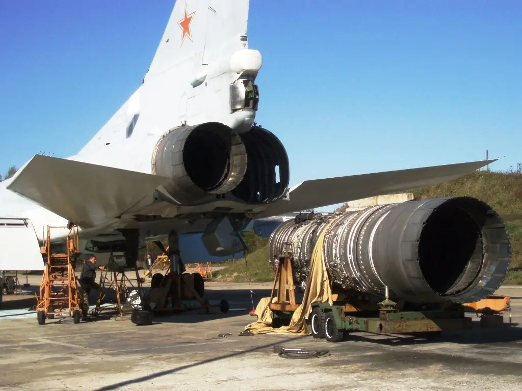 NK-25 turbojet motorlu Tu-22M3