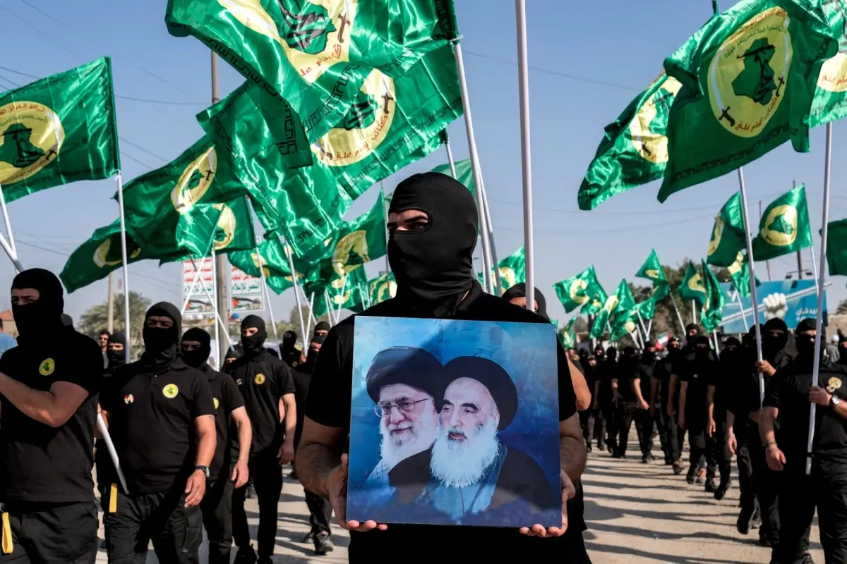 İran destekli Haşdi Şabi (Halk Seferberlik Güçleri) şemsiyesi altındaki İmam Ali Tugayları askeri kanadına bağlı militanların bir yürüyüşü