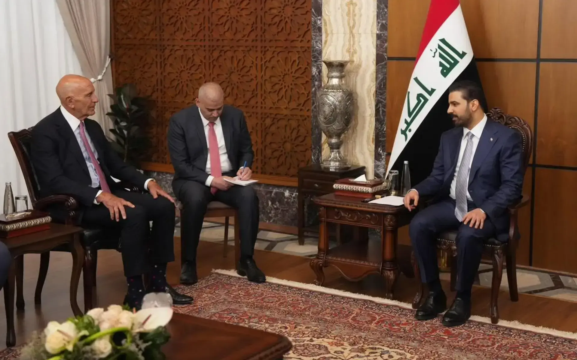 ABD Başkanı Donald Trump'ın Irak Özel Temsilcisi Tom Barrack (solda) ile Irak Başbakanı Ali Falih el-Zeydi (sağda) Haziran 2026'da Bağdat'ta gerçekleştirdikleri resmi görüşmede.
