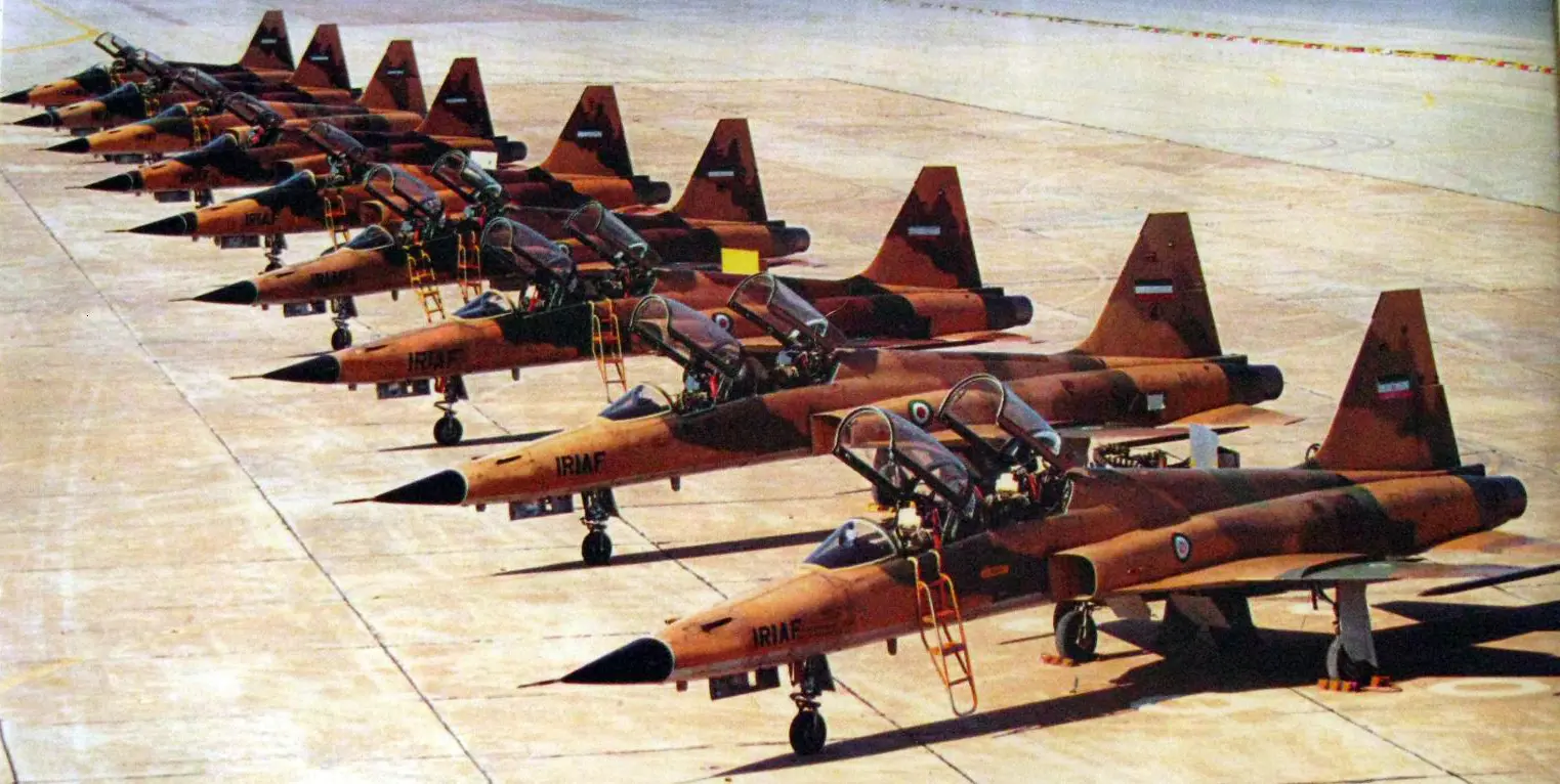 İran, 1960'lı yıllardan itibaren F-5 filosuna büyük yatırım yaptı. Açık kaynaklara göre ülke, Şah döneminde teslim alınan F-5A/B, F-5E/F ve keşif amaçlı RF-5E varyantları dahil olmak üzere toplamda yaklaşık 310 adet F-5 savaş uçağı işletti.