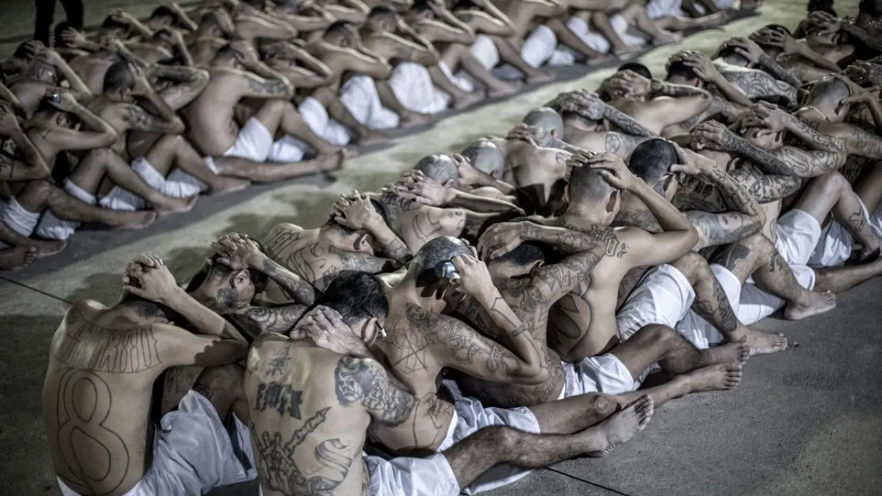 23 Nisan 2026'da El Salvador'un San Vicente bölgesindeki Tecoluca belediyesinde bulunan Terörle Mücadele Hapishanesi'nde (Cecot) bulunan MS-13 ve Barrio 18 çete üyeleri.