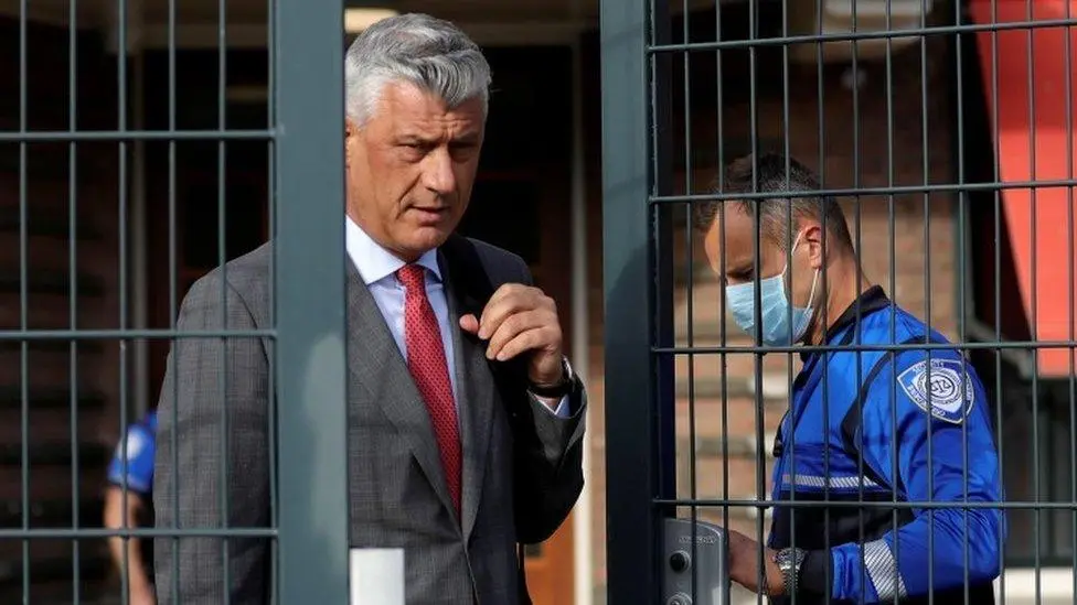 Haşim Taçi, Lahey kentindeki savcılara ifade verdikten sonra mahkeme binasından ayrılırken. (2020)