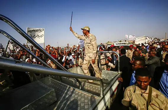 Yaklaşık 1974 yılında Darfur’daki Rizeygat topluluğunun Mahariya koluna mensup bir ailede dünyaya gelen Hemedti, bölgedeki deve ticaretiyle uğraşan bir aileden geliyor.