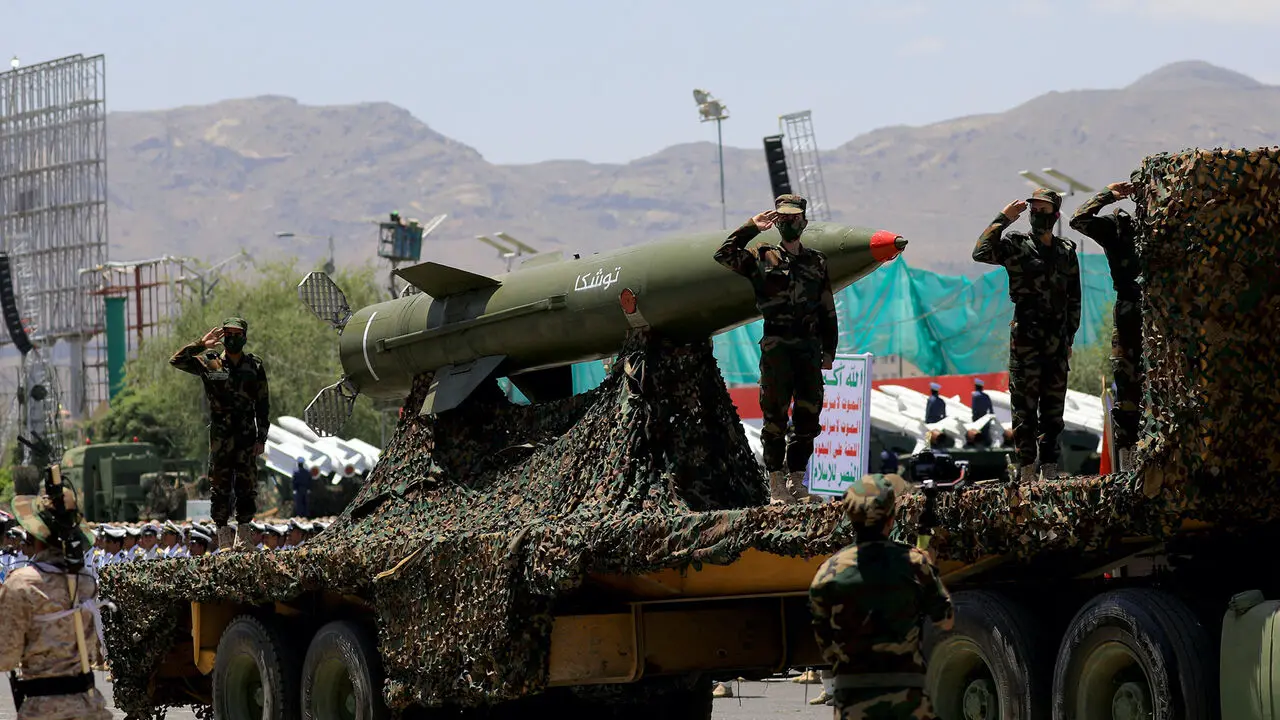 Yemen'deki Husi güçleri, geçmişte Yemen ordusundan ele geçirdi. Bununla birlikte İran'dan çok yoğun bir füze ve insansız hava aracı (İHA) teknolojisi desteği almıştır.