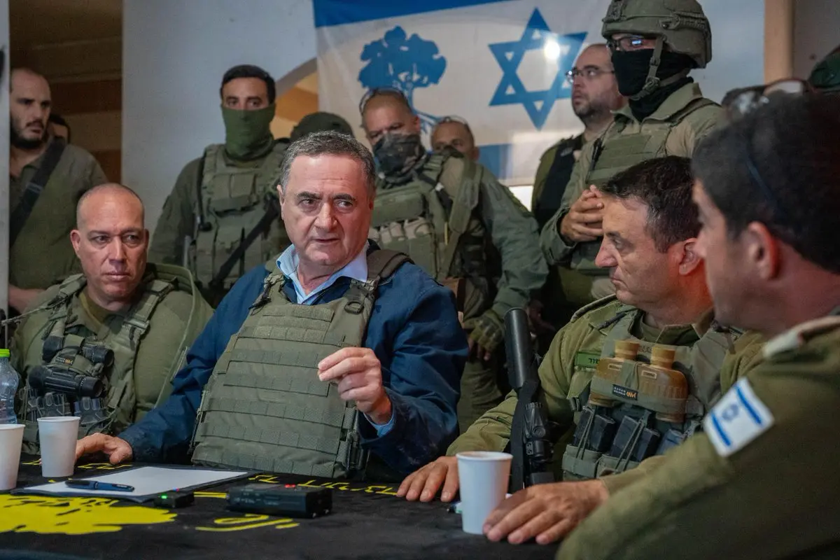 İsrail Savunma Bakanı Israel Katz'ın Gazze Şeridi'ndeki Gazze Şehri sınırları içinde yer alan Sabra mahallesine gerçekleştirdiği askeri birlik ziyareti sırasında. Arkadaki bayrak, İsrail Savunma Kuvvetleri'ne (IDF) bağlı Golani Tugayı'na (1. Tugay) ait olan "Golani Ağacı" (Golani Tree) amblemini taşıyan özel askeri birlik bayrağıdır.