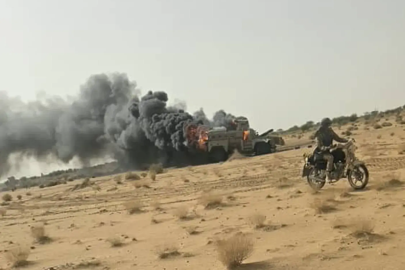 Mali'nin kuzeyindeki Gao kentinde saldırının düzenlendiği bölgede yanan bir araç