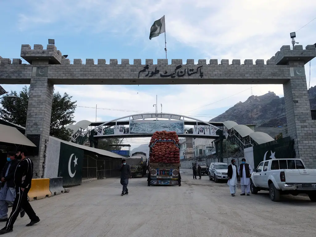 Torkham ve Çaman (Chaman) sınır kapıları, temel olarak iki ülke arasında tırmanan güvenlik krizleri, sınır hatlarındaki silahlı çatışmalar ve pasaport/vize uygulamalarındaki anlaşmazlıklar nedeniyle sık sık kapatılmaktadır.