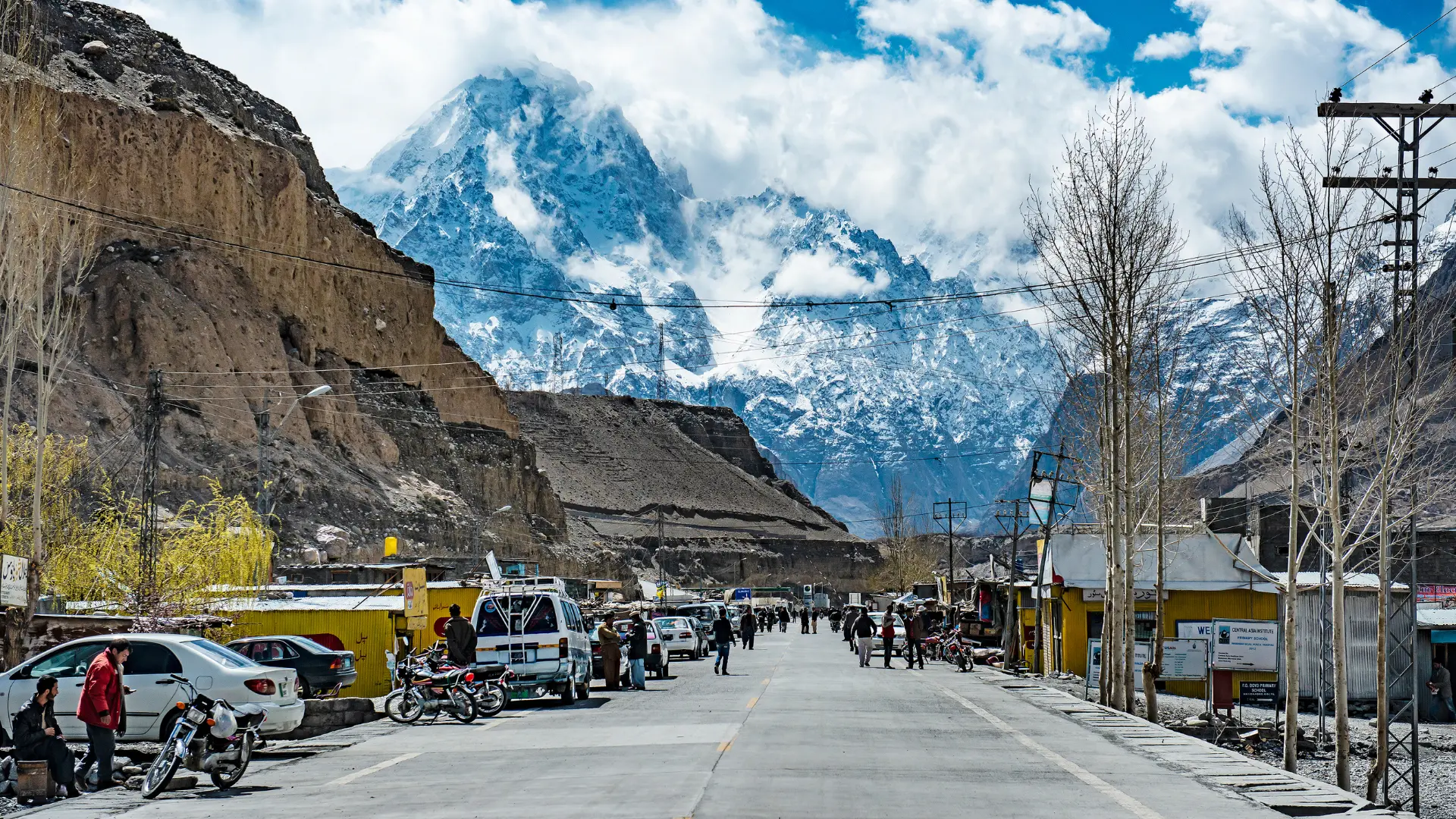 Sost, güneyde Gilgit ve İslamabad'a; kuzeyde ise Çin'in Taşkurgan ve Kaşgar şehirlerine bağlanır.