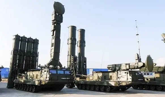 : Standart S-300 varyantlarından farklı olarak, taktik balistik ve aeroballistik füzelere karşı özel olarak optimize edilmiştir.