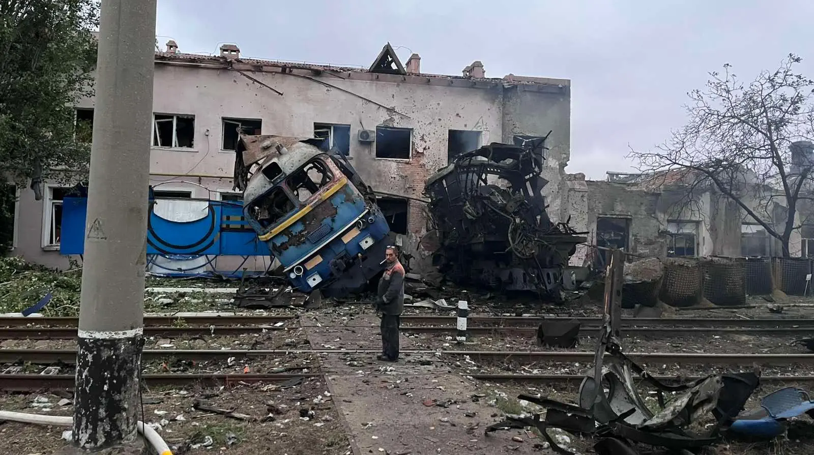 Rus güçlerinin Ekim 2025'te Odessa'daki Ukrayna Demiryolları (Ukrzaliznytsia) deposuna düzenlediği saldırı sonrası oluşan yıkım