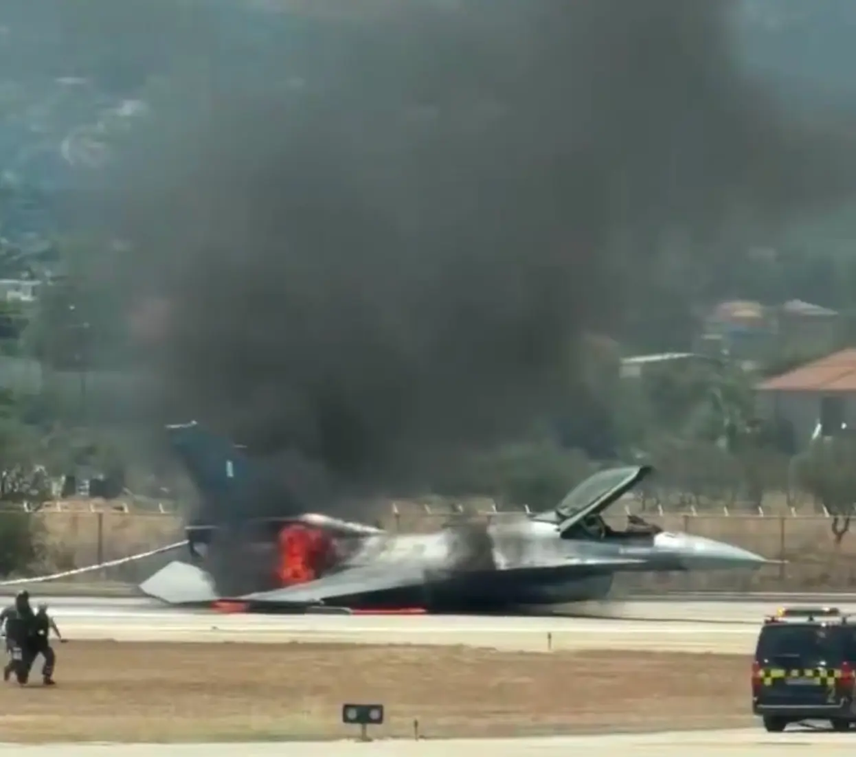 Yunanistan’a ait F-16 savaş uçağında yangın çıktı
