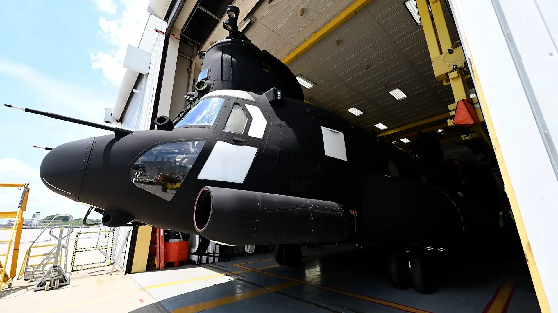 İngiltere için üretilen ilk Chinook Block II görüntülendi