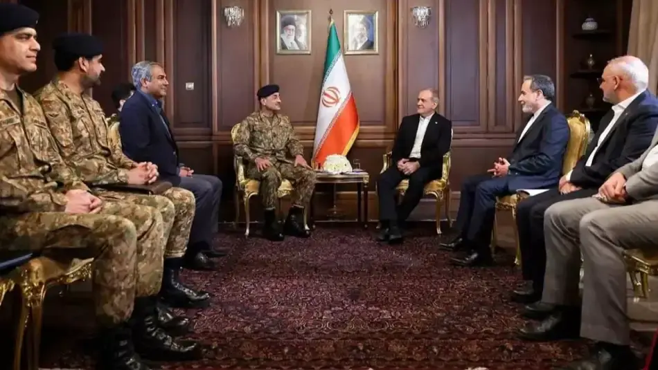 24-25 Ağustos 2026 tarihlerinde Tahran'da gerçekleşen Pakistan Genelkurmay Başkanı Mareşal Asım Münir'in kritik İran ziyareti ve üst düzey heyetler arası görüşmeden bir kare.