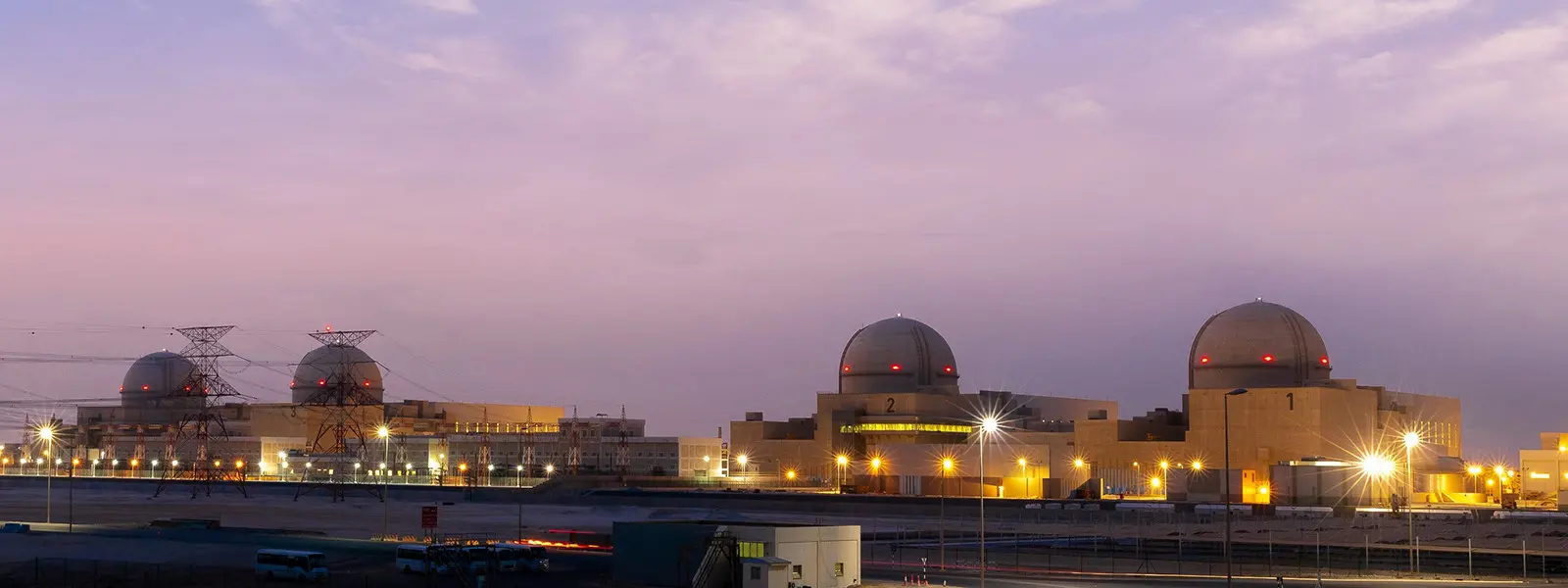Emirates Nuclear Energy Corporation (ENEC) tarafından yönetilen ve Güney Koreli KEPCO ortaklığıyla inşa edilen Barakah Nükleer Enerji Santrali, BAE'nin temiz enerjiye geçiş stratejisinin en büyük ayağını oluşturmaktadır.