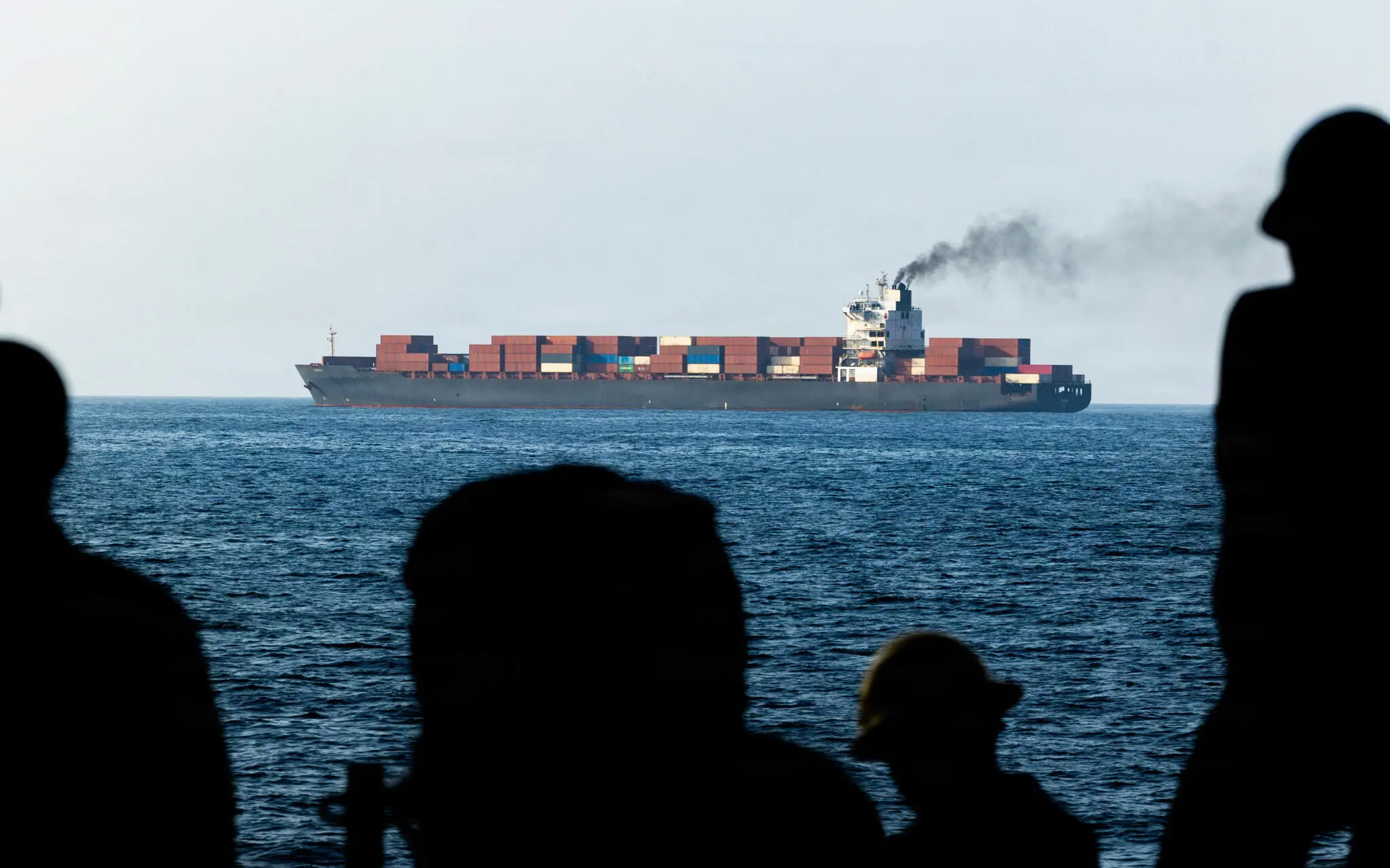 ABD kuvvetleri, İran bayraklı M/V Touska gemisinin ABD deniz ablukasını ihlal etme girişiminin ardından, 20 Nisan 2026'da Arap Denizi yakınlarında devriye geziyor.